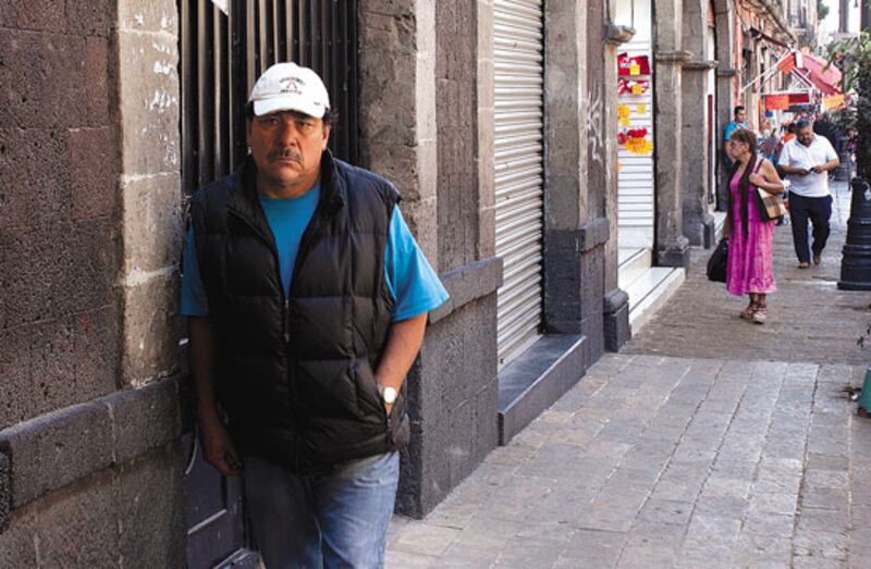 Un hombre camina por una calle en México