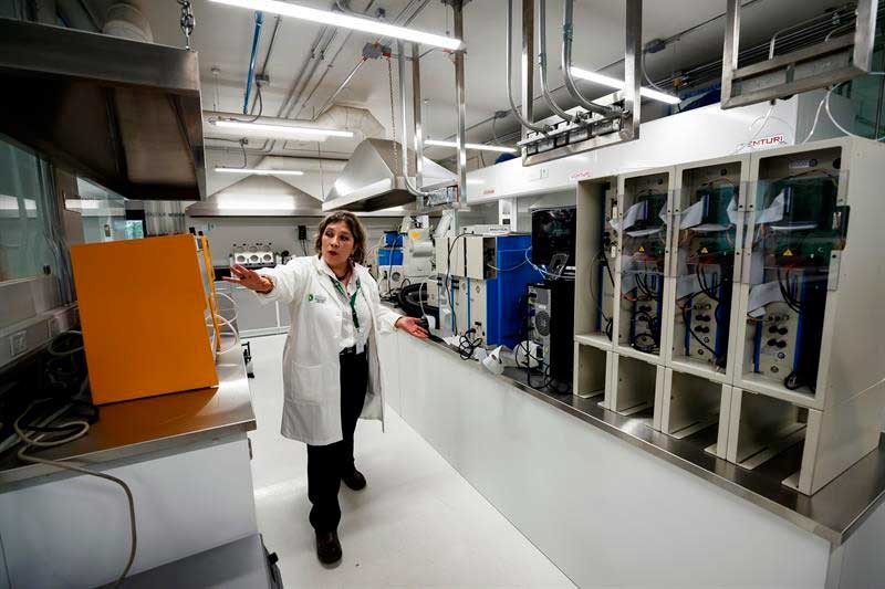 Científica en un laboratorio