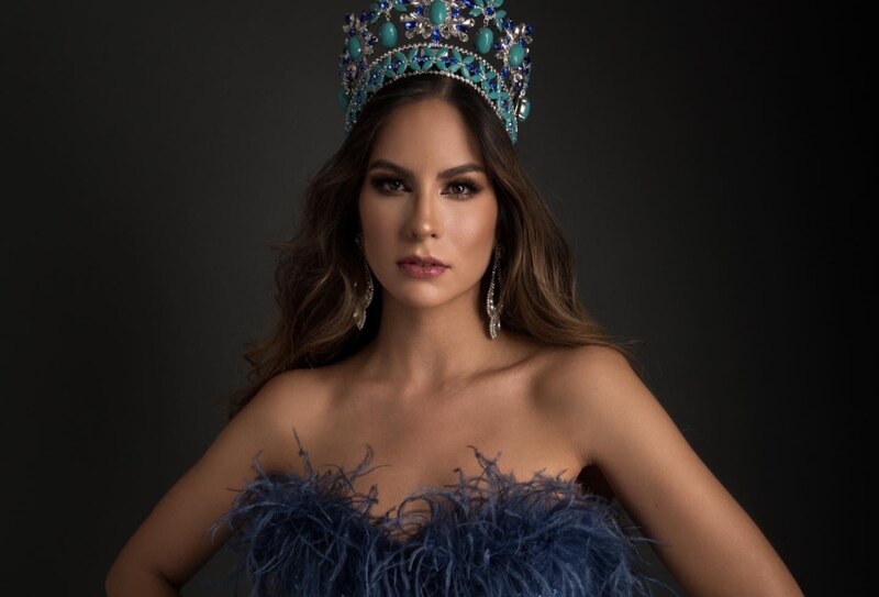 Reina de belleza con corona azul y vestido azul de noche