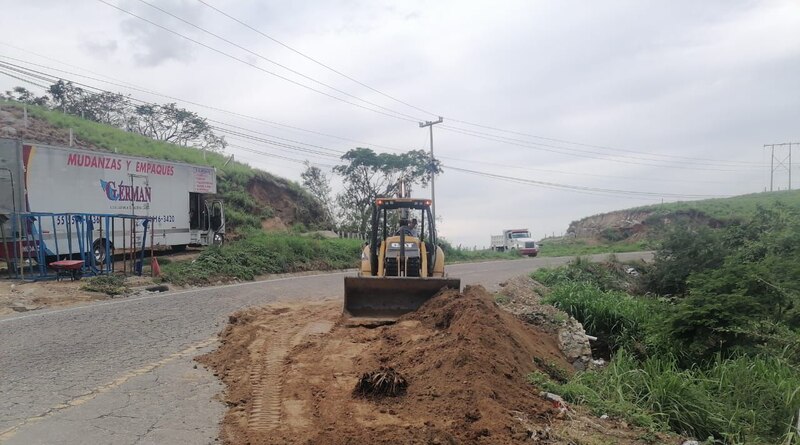 Trabajos de reconstrucción en carreteras tras el paso del huracán Erick en el sur de México