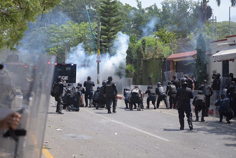 Enfrentamiento entre policías y manifestantes en México