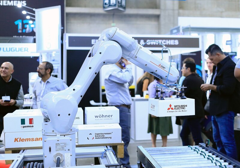 Robot industrial en una feria comercial