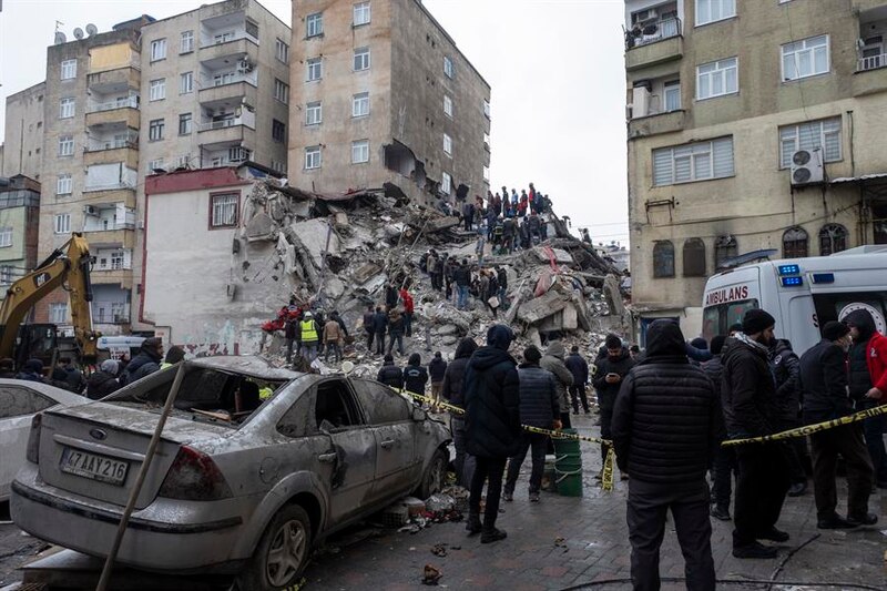 Terremoto en Turquía deja edificios derrumbados y personas atrapadas