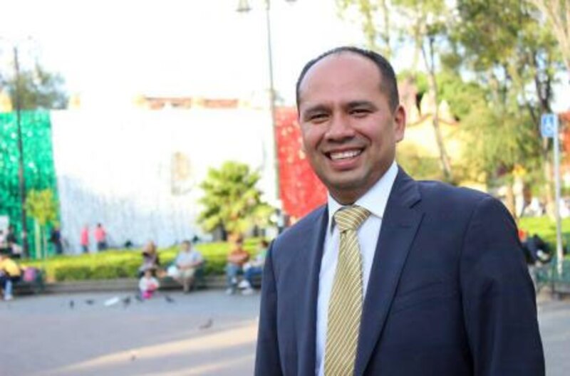 El político mexicano sonríe a la cámara