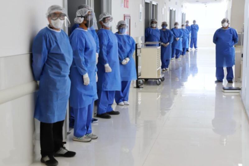 Personal médico en primera línea contra el COVID-19