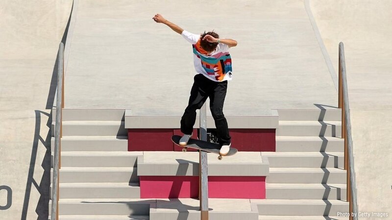 ¡El skater vuela por los aires!