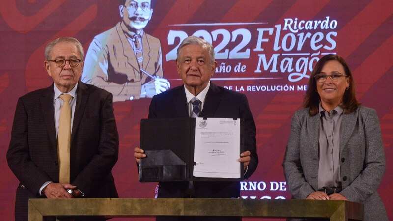 El presidente Andrés Manuel López Obrador firma un decreto para conmemorar el 222 aniversario del natalicio de Ricardo Flores Magón.