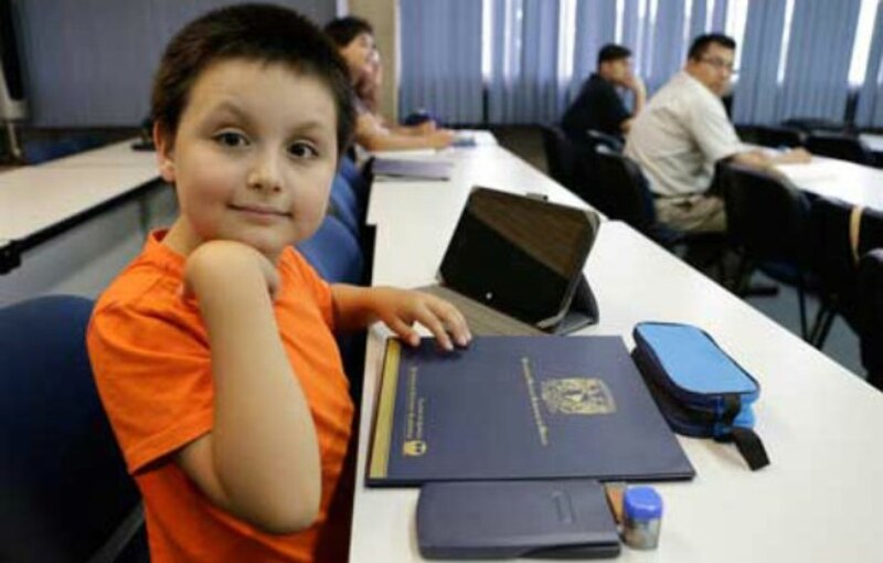 Niño indígena en la escuela