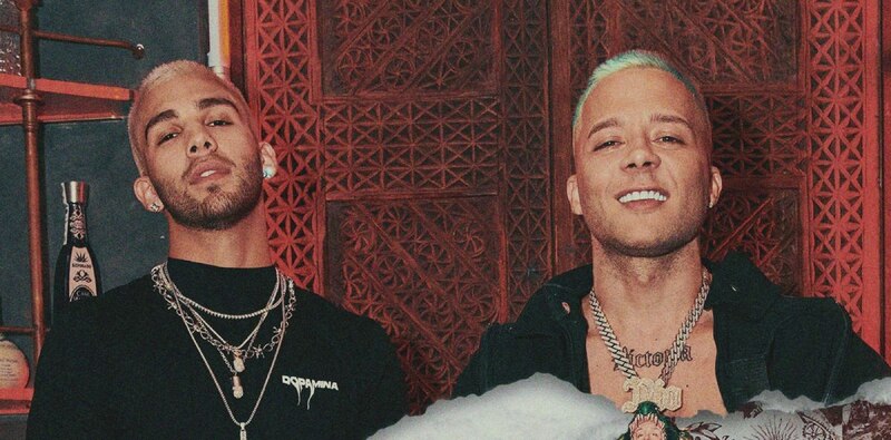 Dos cantantes urbanos posan para una foto.