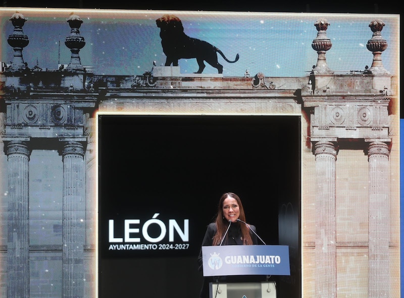 Libia Dennise García Muñoz Ledo en la celebración del 449 aniversario de León, destacando el trabajo en equipo y la identidad de la ciudad