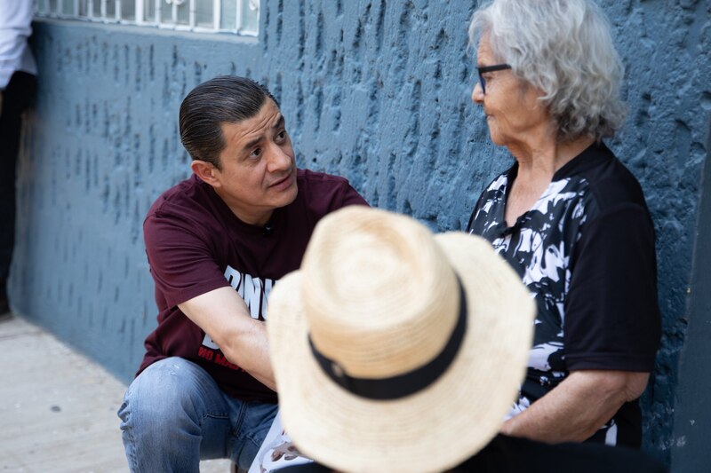 Un hombre y una mujer conversan en la calle