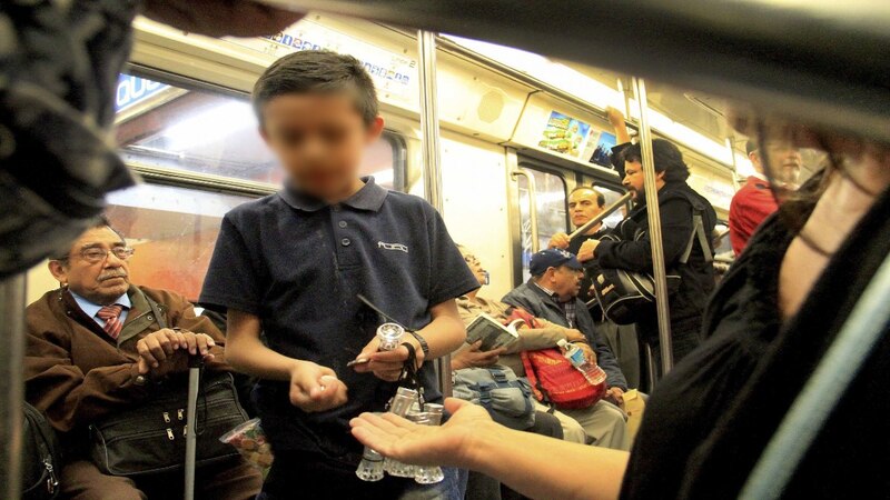 Niño pidiendo dinero en el metro