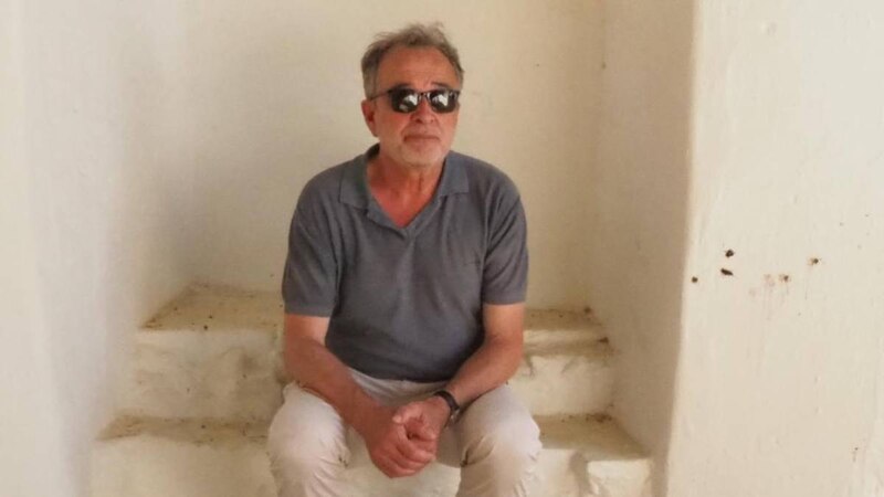 Un hombre sentado en las escaleras