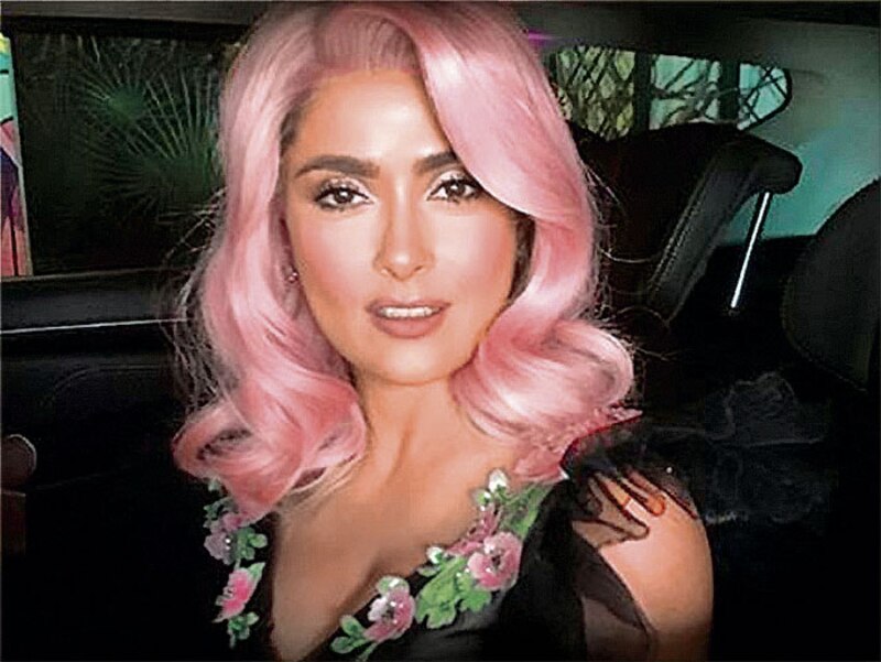 La actriz Salma Hayek presume su nuevo look con cabello rosa