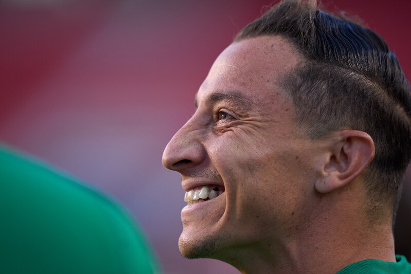 El futbolista Javier Hernández, también conocido como "Chicharito", muestra una sonrisa de felicidad.