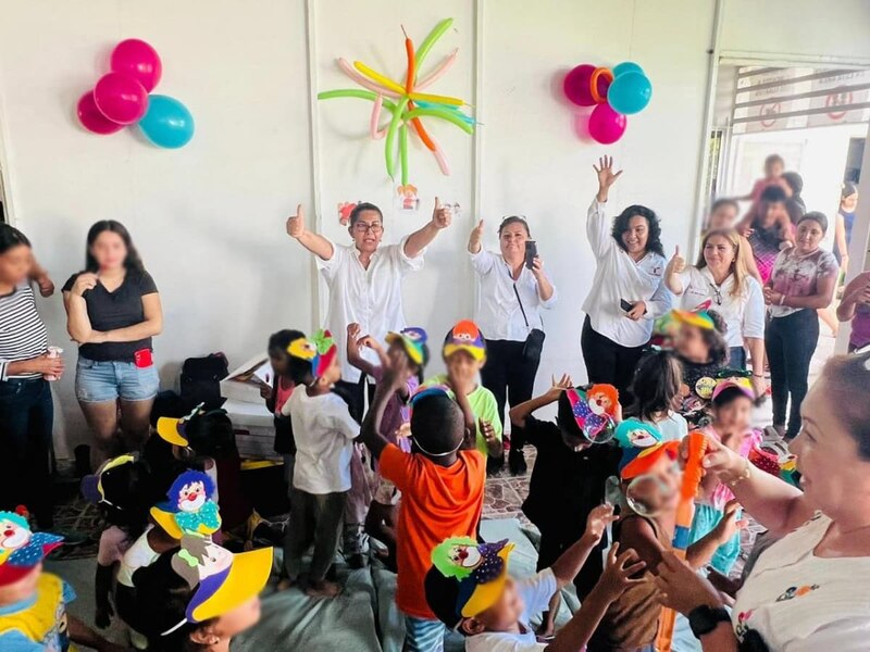 Voluntarias divirtiéndose con los niños en una fiesta infantil