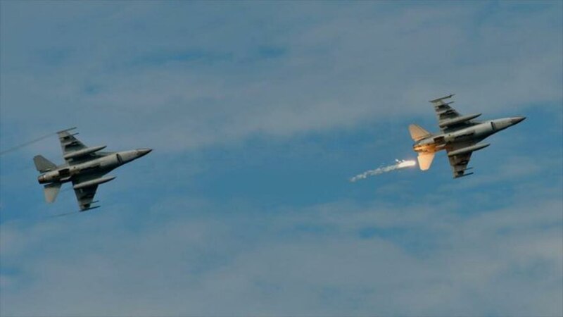 Dos aviones de combate F-16 Fighting Falcon de la Fuerza Aérea de los Estados Unidos realizan una maniobra de combate.