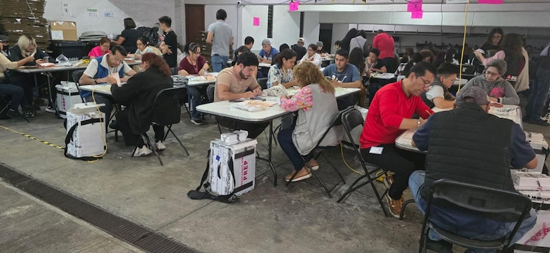 Personal electoral utilizando dispositivos móviles para la digitalización de votos en la sede del Consejo Distrital 10