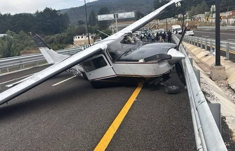 Avioneta tipo Cessna aterriza de emergencia sobre la nueva carretera México-Tampico, en Hidalgo