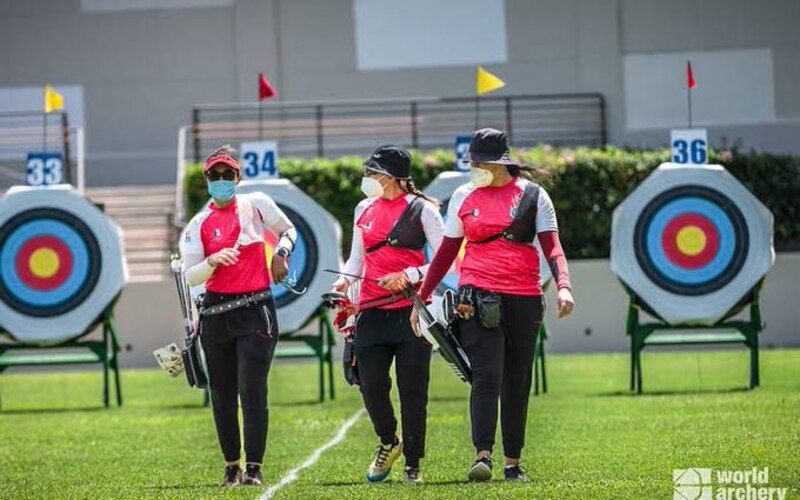 Arqueras enmascaradas en una competencia