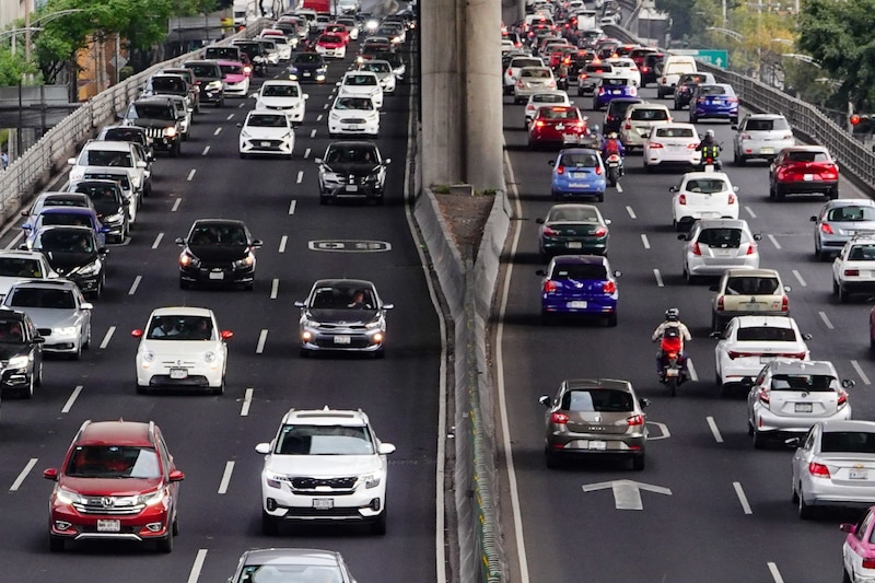 Tras el regreso a las actividades cotidianas luego del periodo de vacaciones por parte de capitalinos, arterias principales de la ciudad comenzaron a registrar carga vehicular.