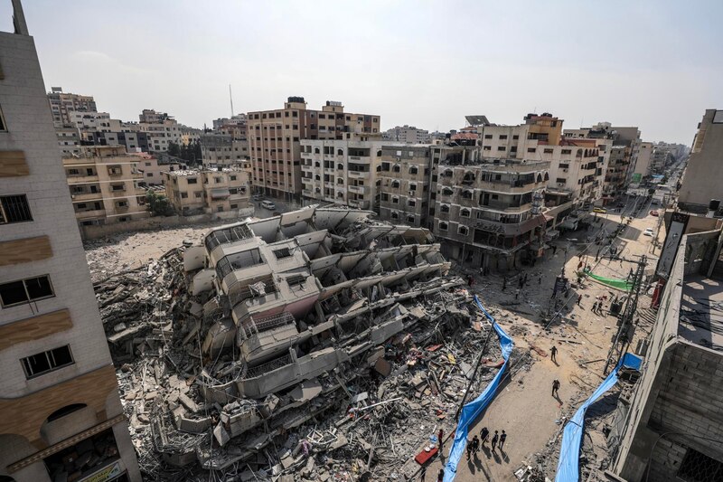 Ataque aéreo israelí destruye un edificio en Gaza
