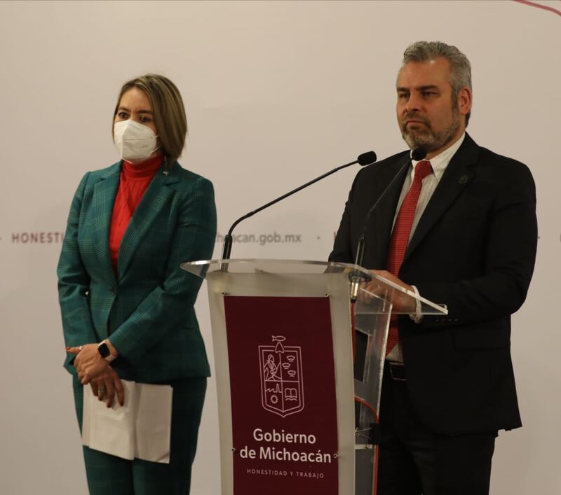El gobernador de Michoacán, Alfredo Ramírez Bedolla, encabeza la ceremonia de entrega de apoyos a damnificados por las lluvias