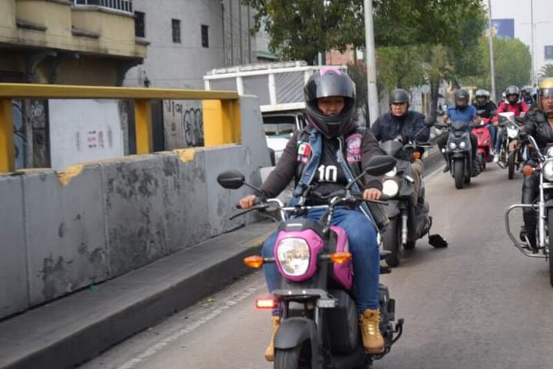 Mujeres motociclistas en la ciudad