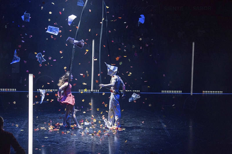 Dos artistas circenses realizan una coreografía aérea.
