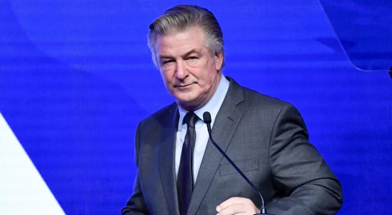 El actor Alec Baldwin pronuncia un discurso en un evento.