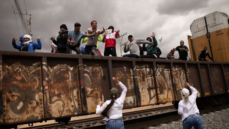 Migrantes centroamericanos viajan en tren en su camino hacia Estados Unidos