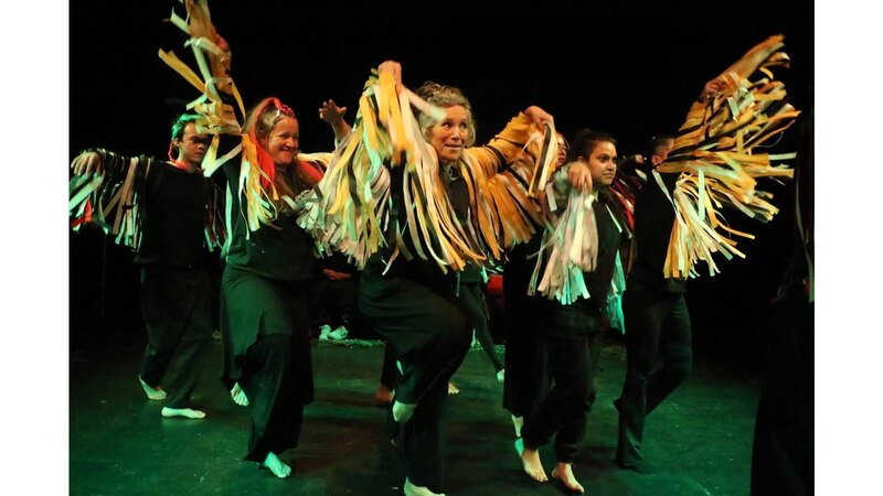 Mujeres bailando con cintas