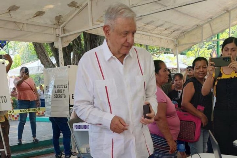 El expresidente Andrés Manuel López Obrador emitió su voto en la casilla especial instalada en el Parque Central de Palenque