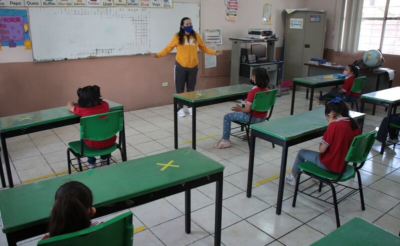 Profesora con sus alumnos en el aula