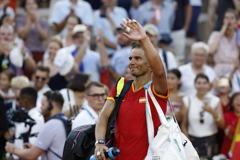 Rafael Nadal saluda a la multitud después de ganar el Abierto de Barcelona