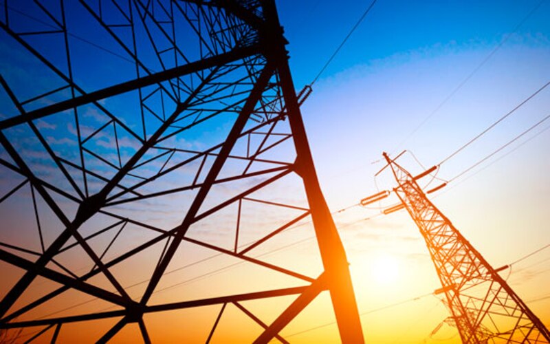 Líneas eléctricas al atardecer