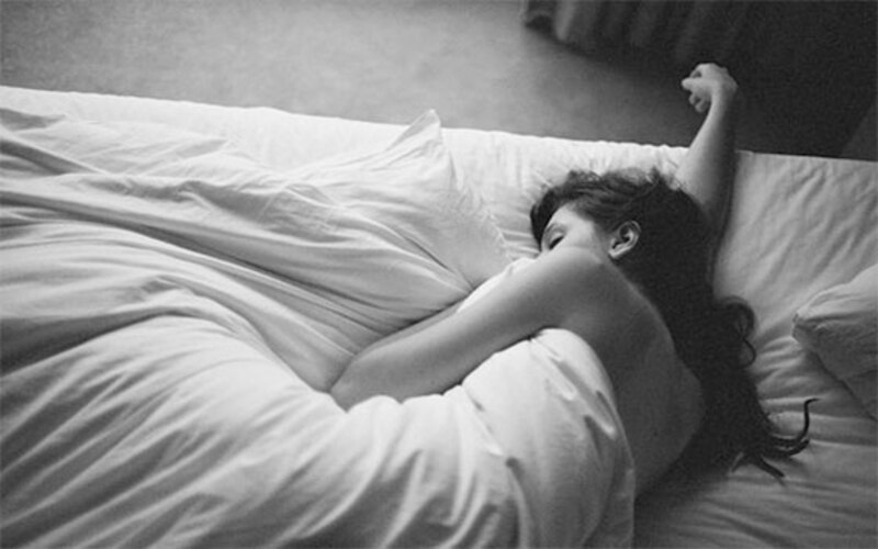 Mujer durmiendo en la cama