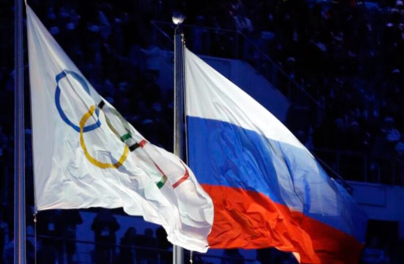 La bandera olímpica y la bandera de Rusia ondeando juntas en los Juegos Olímpicos de Invierno de 2014 en Sochi, Rusia.