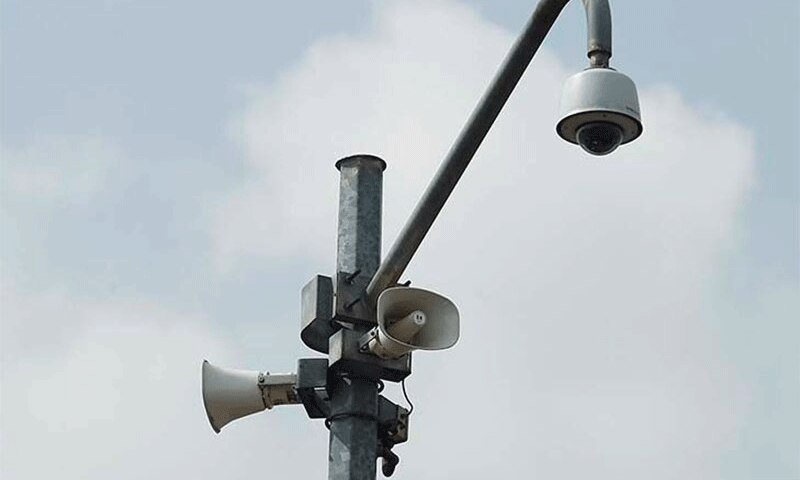 Cámaras de vigilancia y altavoces en un poste