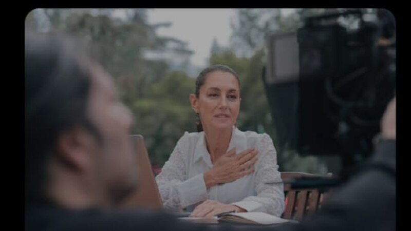 Mujer en entrevista