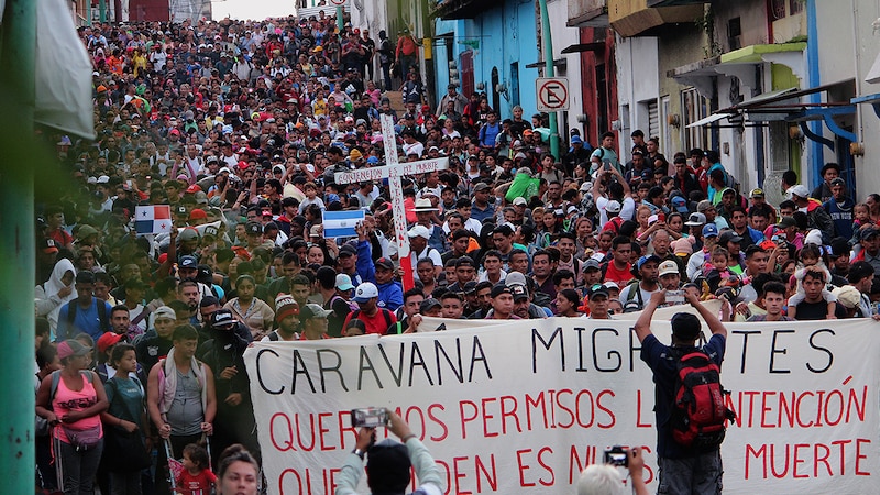 Multitudinaria caravana de migrantes avanza por Centroamérica