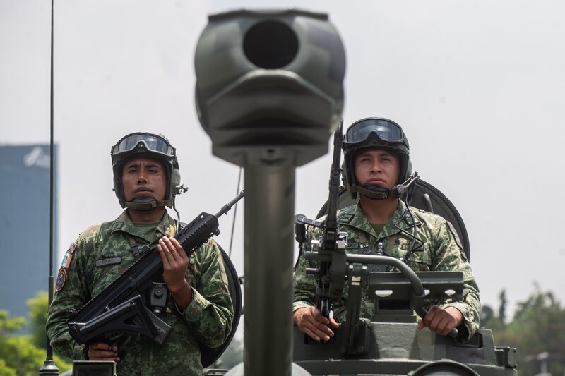 Soldados mexicanos en un desfile militar.