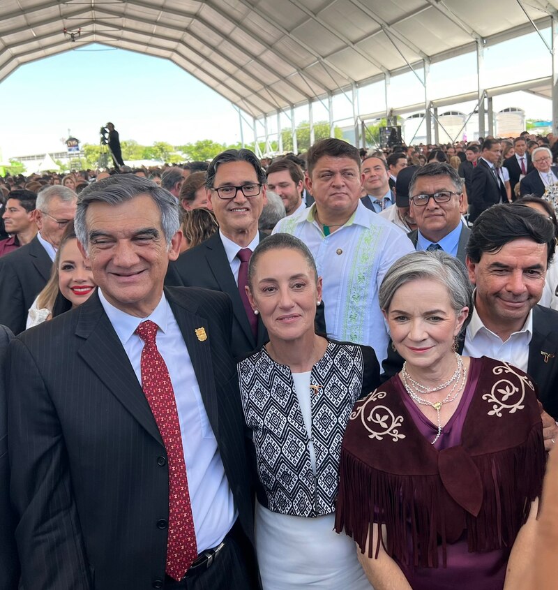 El presidente Andrés Manuel López Obrador y su esposa Beatriz Gutiérrez Müller acompañados de invitados especiales.
