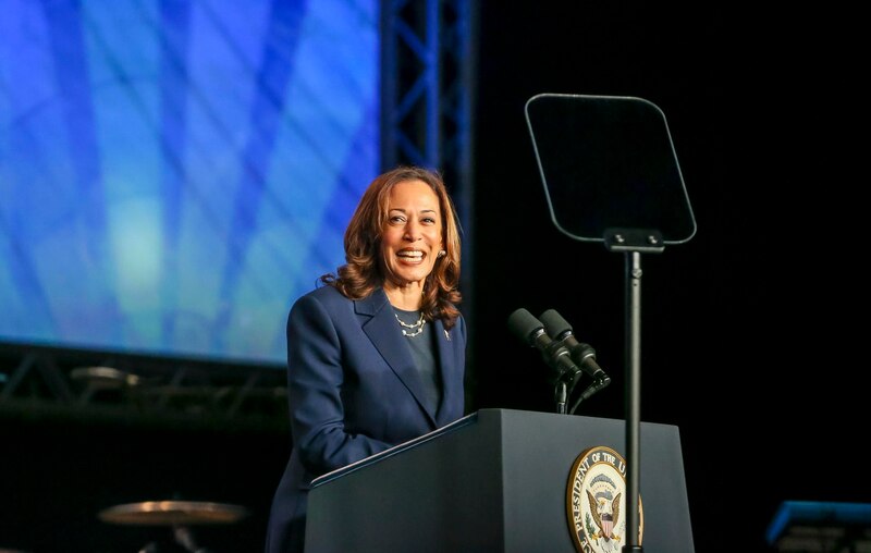 La vicepresidenta Kamala Harris pronuncia un discurso en un evento.