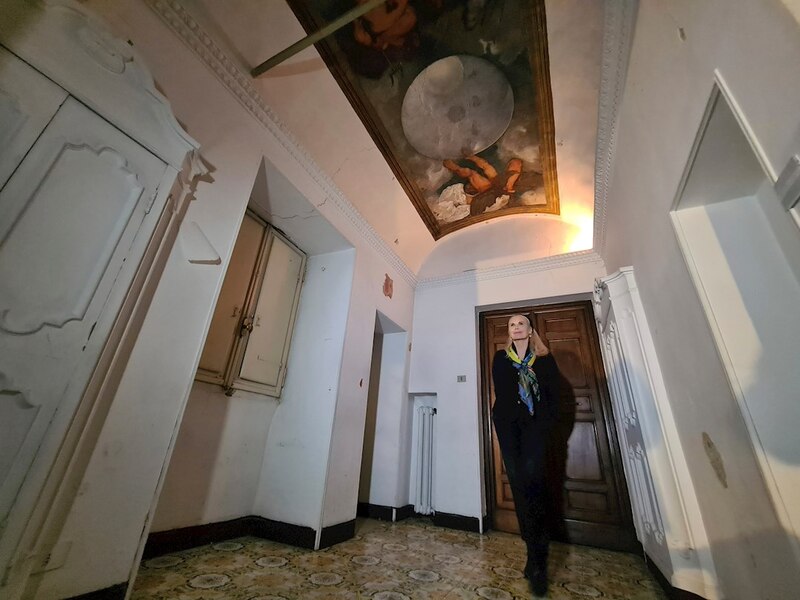 Mujer en el pasillo de una casa antigua