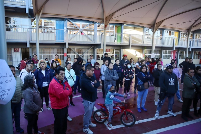 Padres de familia protestan por falta de maestros en escuela primaria