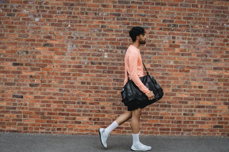 Joven deportista caminando por la calle