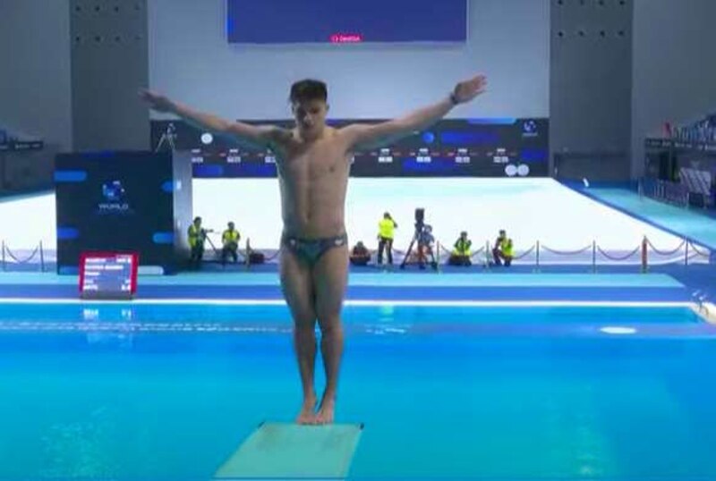 Clavadista mexicano Rommel Pacheco en acción