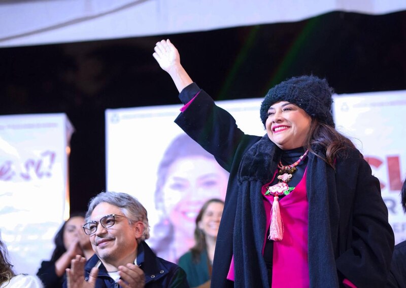La política mexicana Claudia Sheinbaum Pardo saluda a sus seguidores durante un evento público.