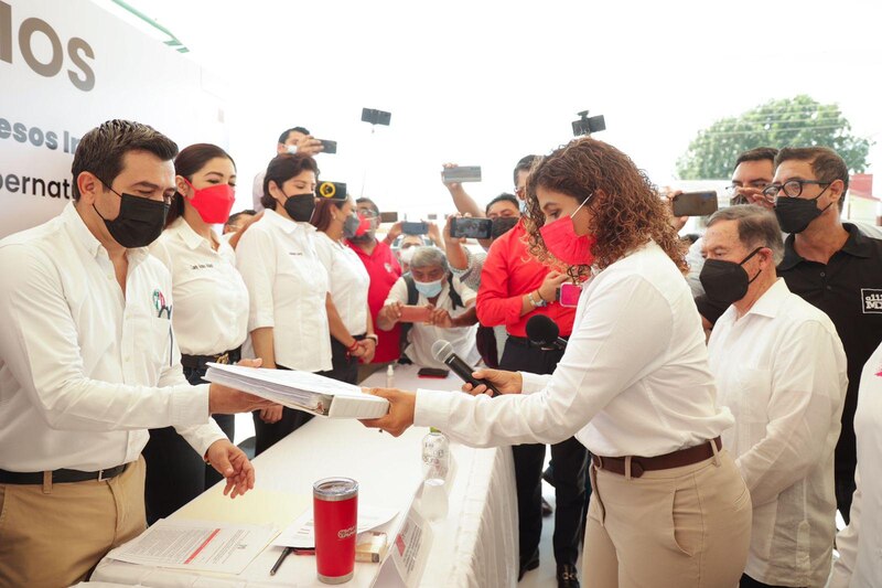 Entrega de escrituras a familias de escasos recursos